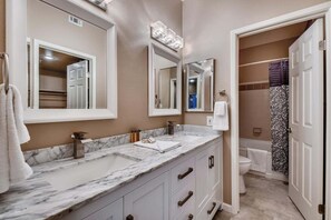 Douche, sèche-cheveux, serviettes fournies, shampoing