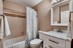 Douche, sèche-cheveux, serviettes fournies, shampoing