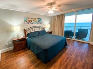 Tabla de planchar con plancha, wifi gratis y ropa de cama 