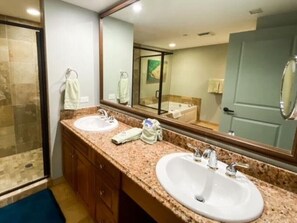 Combined shower/bathtub, jetted bath, hair dryer, towels