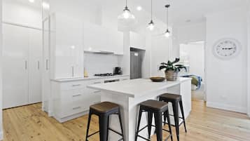 Comfort Cottage | Private kitchen | Full-sized fridge, microwave, oven, stovetop