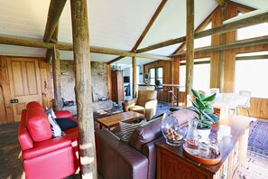 Cottage Exclusif | Coin séjour | Télévision à écran plat, cheminée