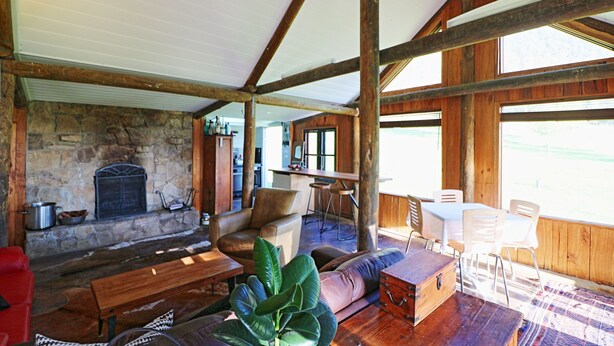 Casa de campo exclusiva | Zona de estar | Una televisión de pantalla plana, una chimenea