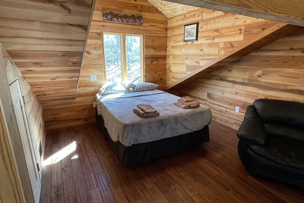 5 عدّة غرف نوم وخزنة داخل الغرفة ومكتب ومكواة/لوح كي