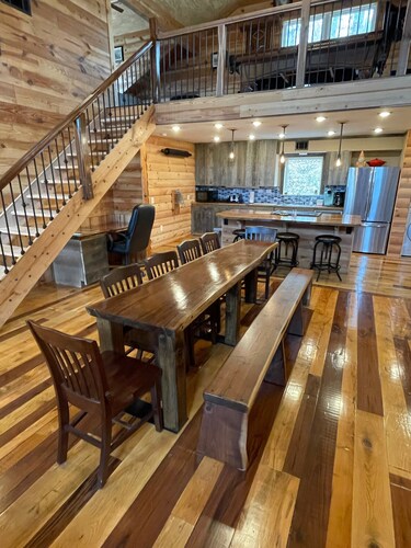 GA Team House Cabin Sleeps many Blairsville Union County, GA