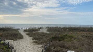 Ranta lähistöllä, aurinkotuoleja