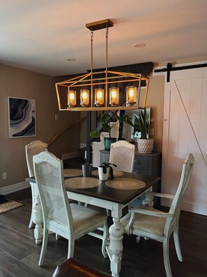 Dining - BeachBum House: Bikes, Firepit & Paddleboards (Sarnia)