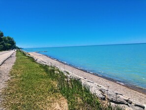 On the beach, beach towels - BeachBum House: Bikes, Firepit & Paddleboards (Sarnia)