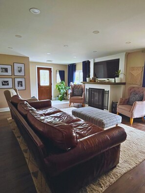 TV - BeachBum House: Bikes, Firepit & Paddleboards (Sarnia)