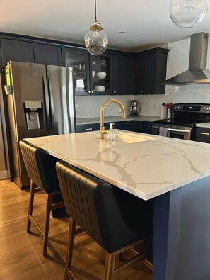 冷蔵庫、電子レンジ、オーブン、コンロ