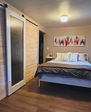 3 bedrooms, iron/ironing board, WiFi, bed sheets - BeachBum House: Bikes, Firepit & Paddleboards (Sarnia)