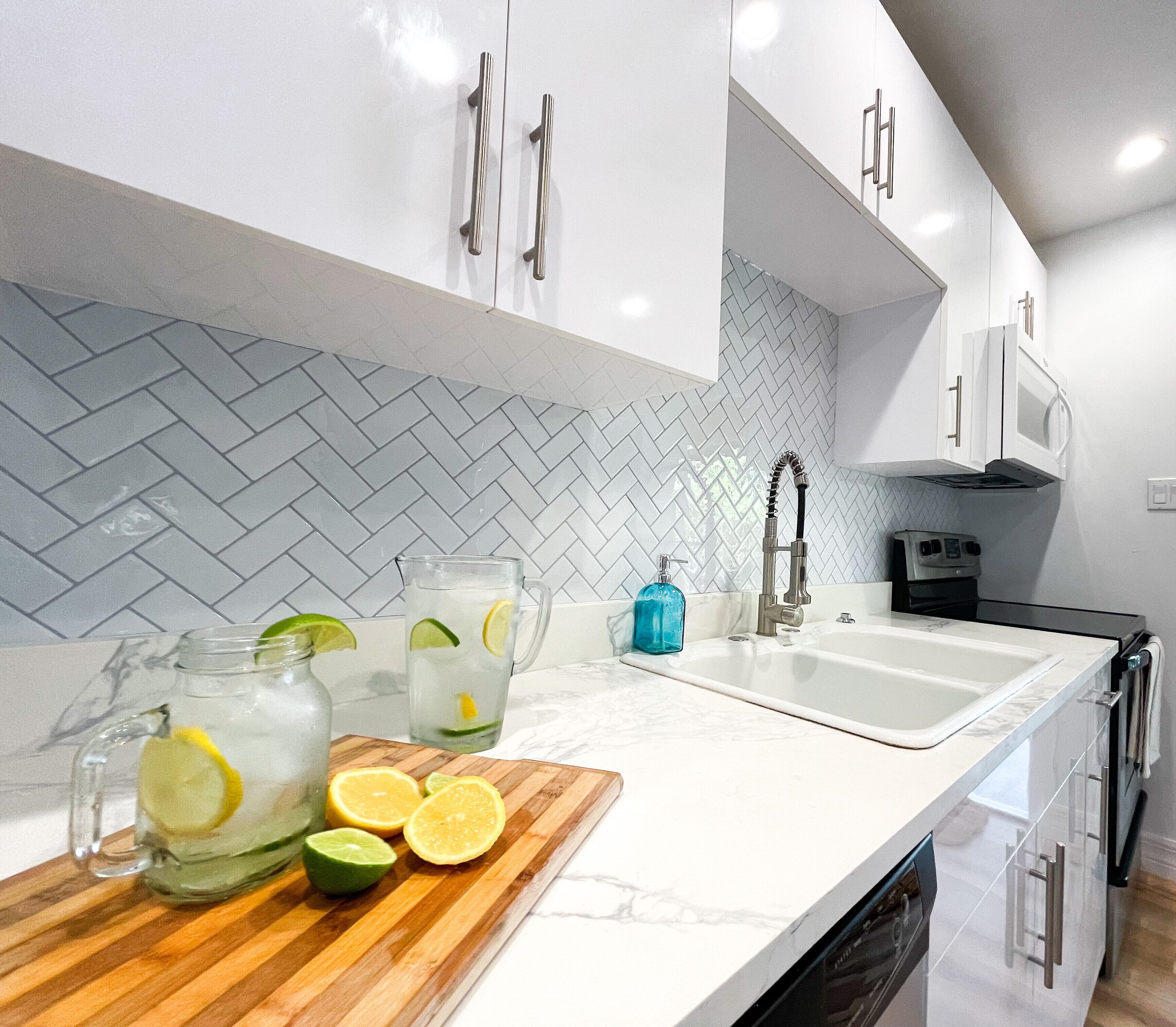 Kjøleskap, mikrobølgeovn, ovn og kokeplater