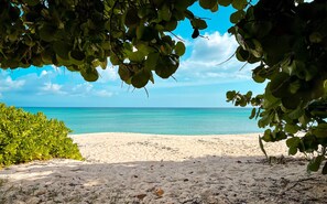 Sur la plage, chaise longue, serviettes de plage