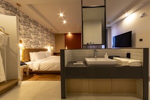 Superior Double Room (Free Swimming Pool) | Bureau, chambres insonorisées, Wi-Fi gratuit, draps fournis