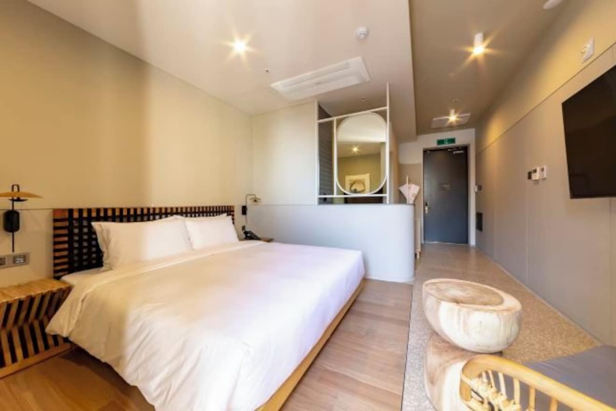 Desk, soundproofing, WiFi (free), bed sheets