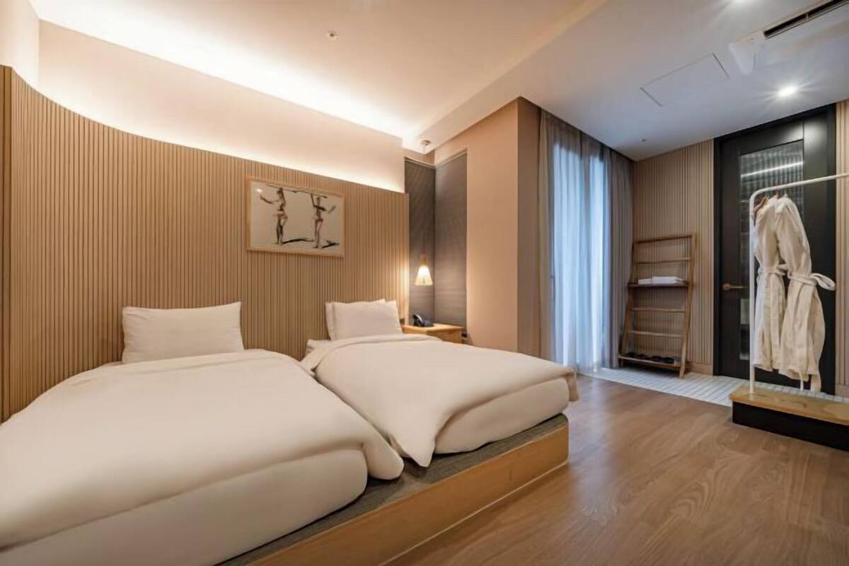 1 bedroom, in-room safe, desk, soundproofing