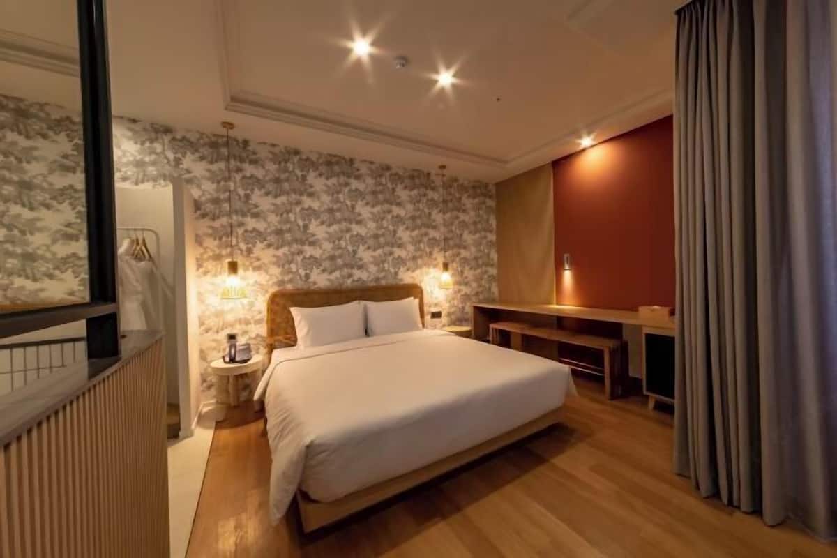 1 bedroom, in-room safe, desk, soundproofing