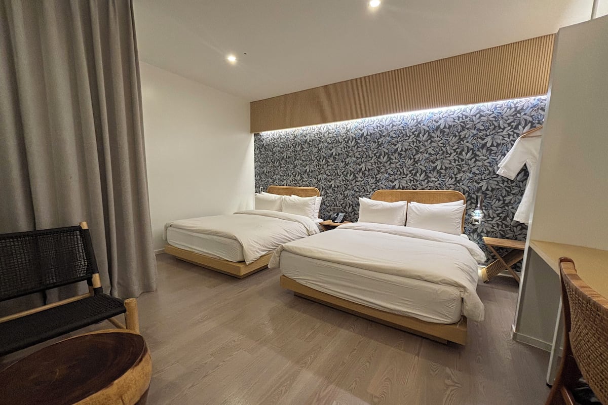 Desk, soundproofing, free WiFi, bed sheets