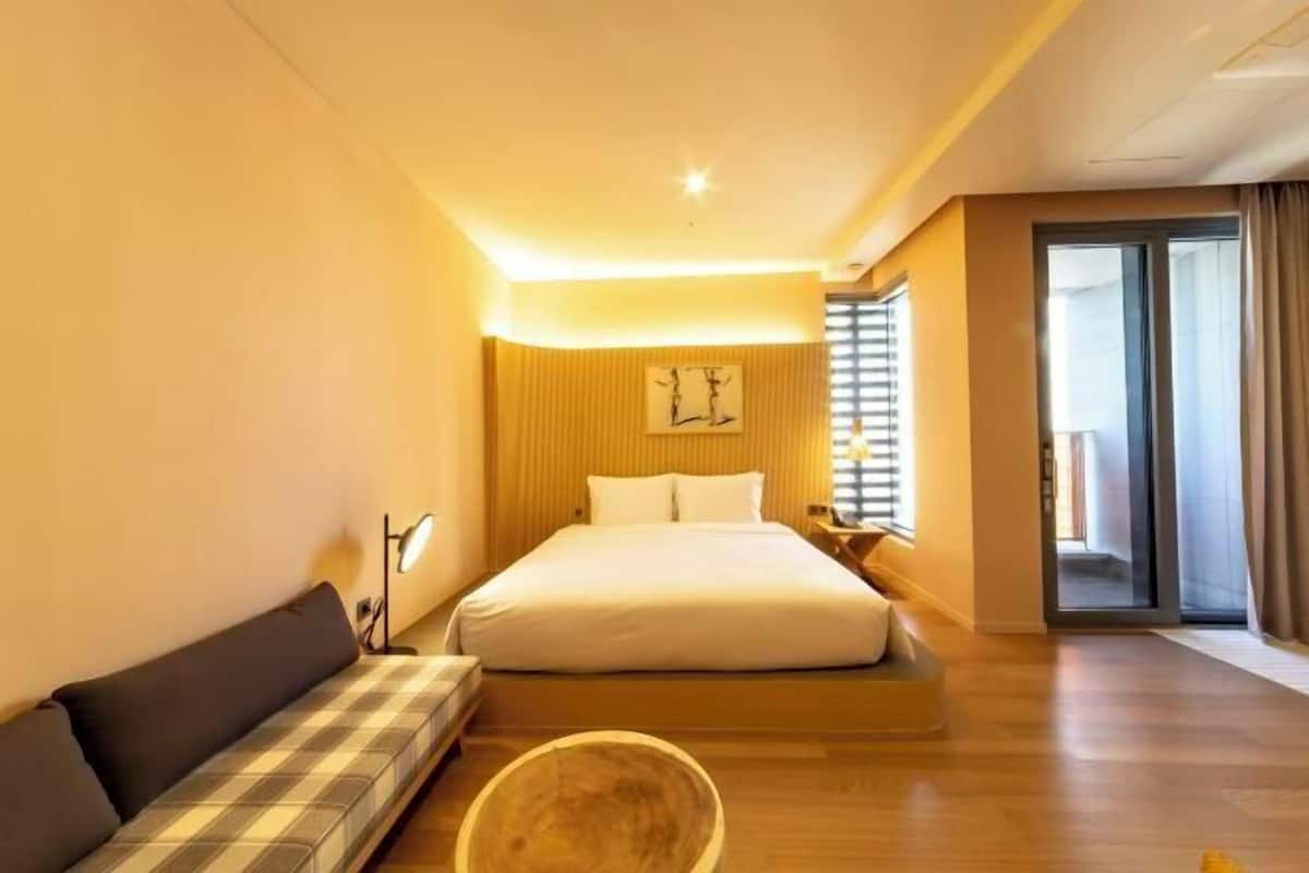 1 bedroom, in-room safe, desk, soundproofing