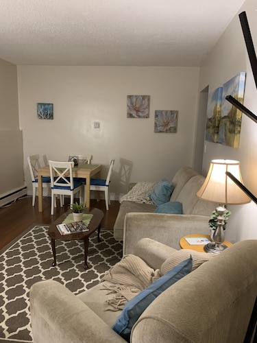 Relaxing Red Deer Suite - Private & Comfortable