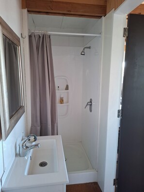 Douche, sèche-cheveux, serviettes fournies, savon