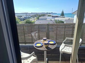 Outdoor dining - Pukehina Beach Studio with Balcony and Majestic views (Te Puke)