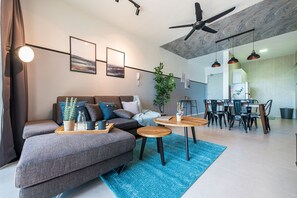 Familieleilighet | Oppholdsområde | En 40-tommers LED-TV med kabel-kanaler samt TV