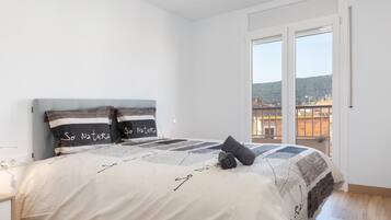 4 slaapkamers, een strijkplank/strijkijzer, internet, beddengoed