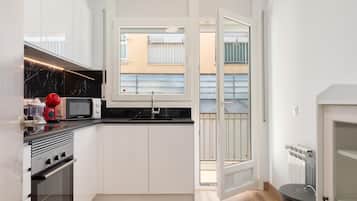 Fridge, microwave, oven, coffee/tea maker