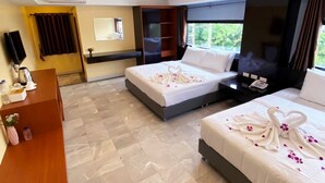 家庭双人房 | 客房内保险箱、办公桌、免费 WiFi、床单