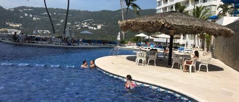 Una piscina al aire libre, una piscina climatizada