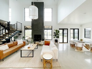 Smart-TV, Kamin, Bücher, Arbeitsbereiche