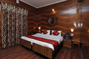 Deluxe Quadruple Room | Egyptian cotton sheets, premium bedding, down duvets, memory-foam beds - Goroomgo Deluxe Ankur Lake View Nainital (Nainital)