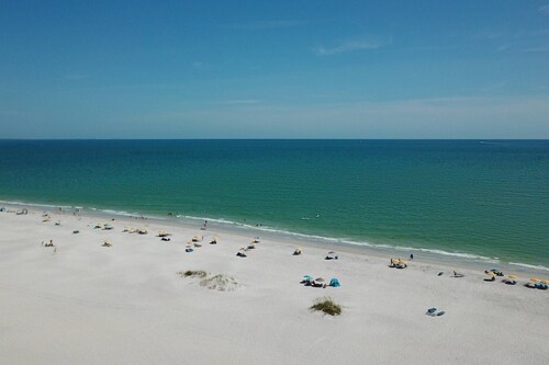 Beachfront Building, Large Heated Pool With Beach Views, Splash Pool for Kids, & On-Site Cafe/Bar!