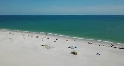 Beachfront Building, Large Heated Pool With Beach Views, Splash Pool for Kids, & On-Site Cafe/Bar!