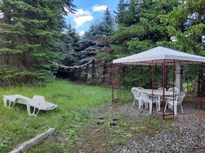 Outdoor dining - Atypical chalet, 2 bedrooms, garden and barbecue  (Saint-Pons)
