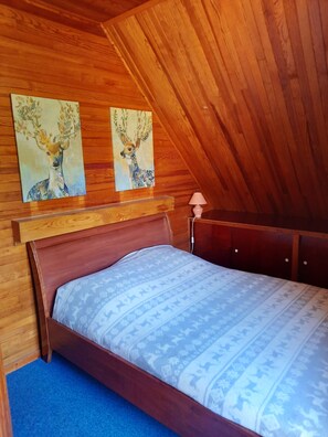 3 bedrooms, travel cot - Atypical chalet, 2 bedrooms, garden and barbecue  (Saint-Pons)