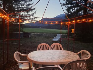 Outdoor dining - Atypical chalet, 2 bedrooms, garden and barbecue  (Saint-Pons)