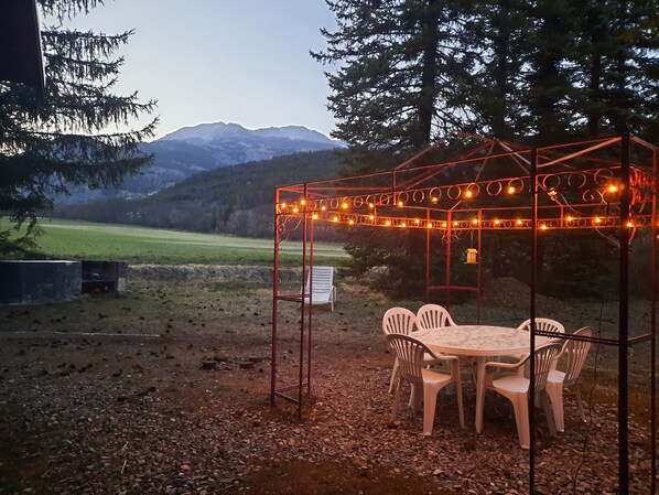 Outdoor dining - Atypical chalet, 2 bedrooms, garden and barbecue  (Saint-Pons)