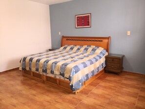 1 chambre, fer et planche à repasser, accès à Internet