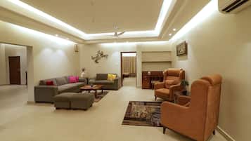 Executive Double Room, 1 King Bed | Living area