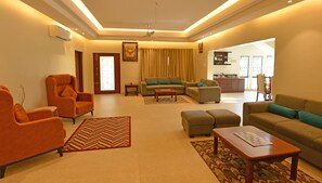 Safe på rommet, wi-fi (inkludert) og sengetøy