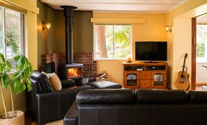 TV, fireplace, video games, DVD player - Top of the Otways the Country Cottage (Barramunga)