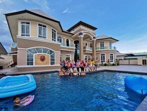 Una piscina al aire libre