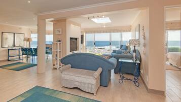 TV connectée, cheminée, table de tennis de table, livres