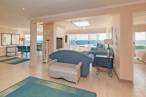 Smart TV, fireplace, ping pong, books - HERMANUS Haven, entire home with private pool, on the sea (Hermanus)