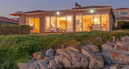 HERMANUS Haven, entire home with private pool, on the sea
