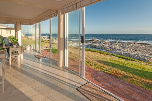 HERMANUS Haven, entire home with private pool, on the sea