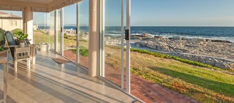 HERMANUS Haven, entire home with private pool, on the sea