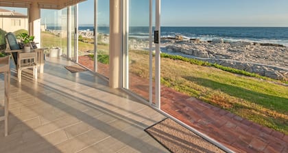 HERMANUS Haven, entire home with private pool, on the sea